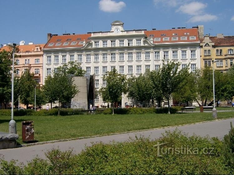 náměstí Jiřího z Poděbrad 4: Parkeer op náměstí Jiřího z Poděbrad