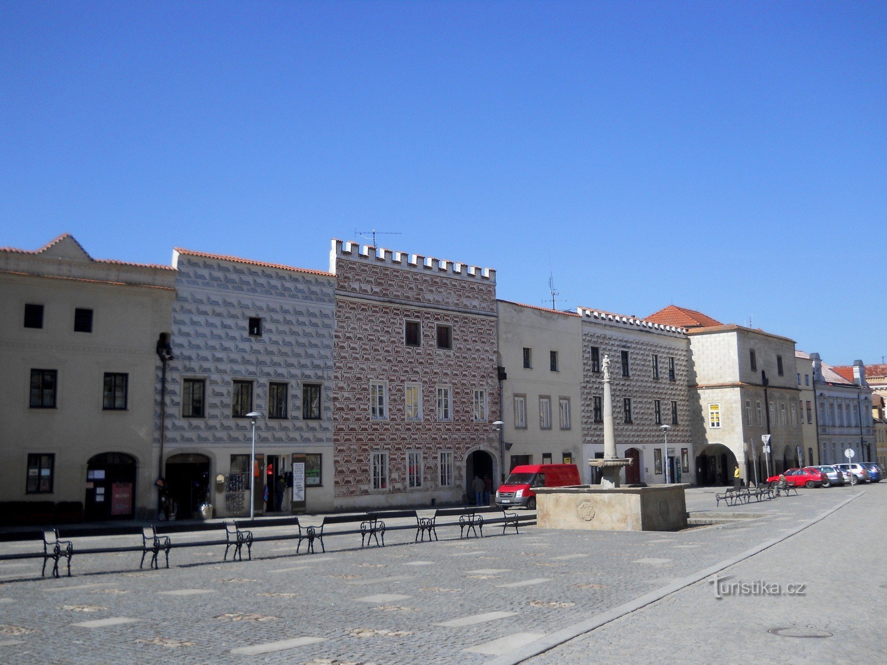 náměstí Miru with houses 465 - 460 and a fountain with the Madonna