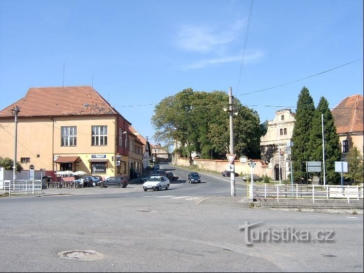 Square: square - on the far left a column with a signpost, on the left the Castle restaurant (T