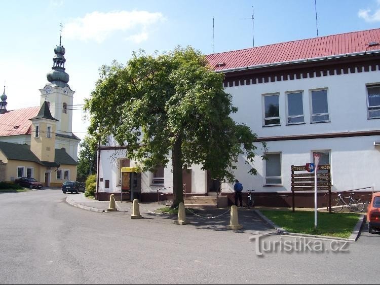 Tér: Kilátás a petřvaldai kis térre, jobbra a Szolgálatok Háza