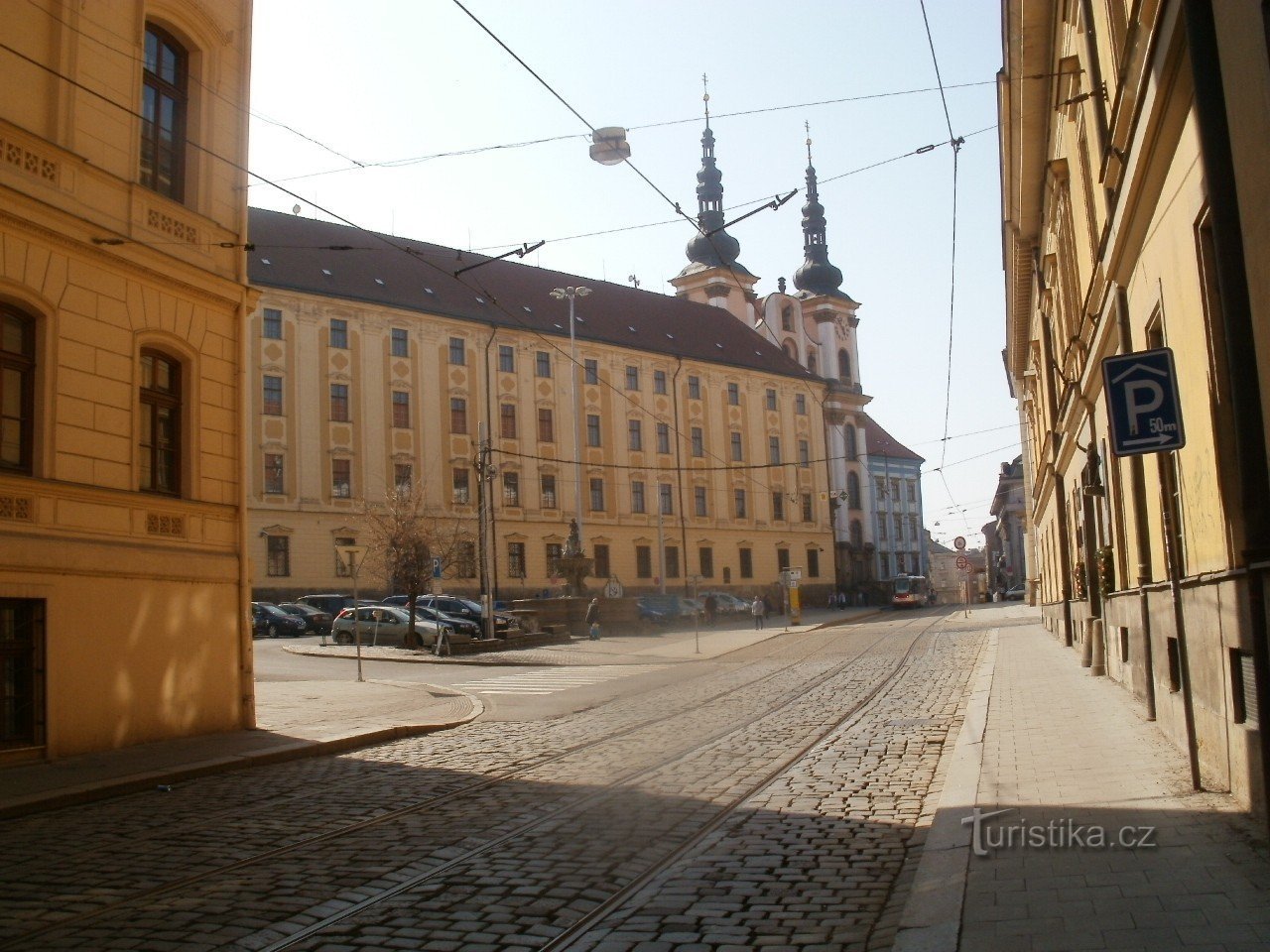 Trg Republike i fontana iz daljine