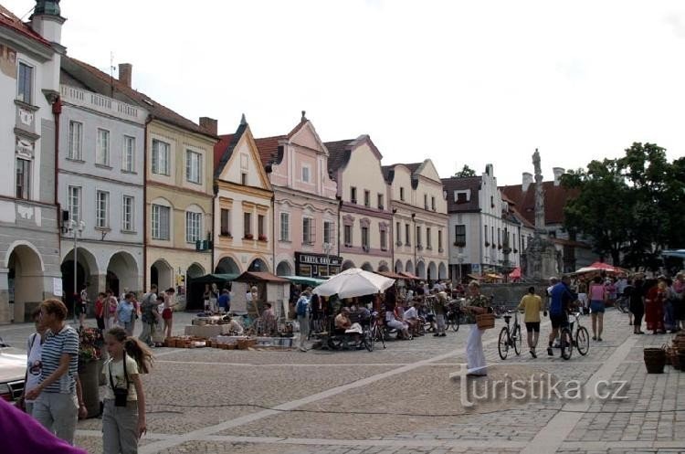 Piazza con i ciclisti