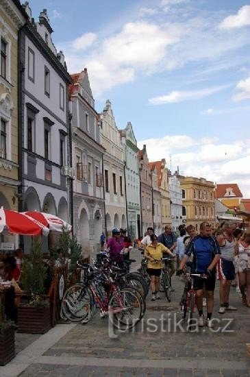 Praça com ciclistas