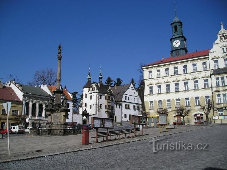 Piazza con il Castello Inferiore