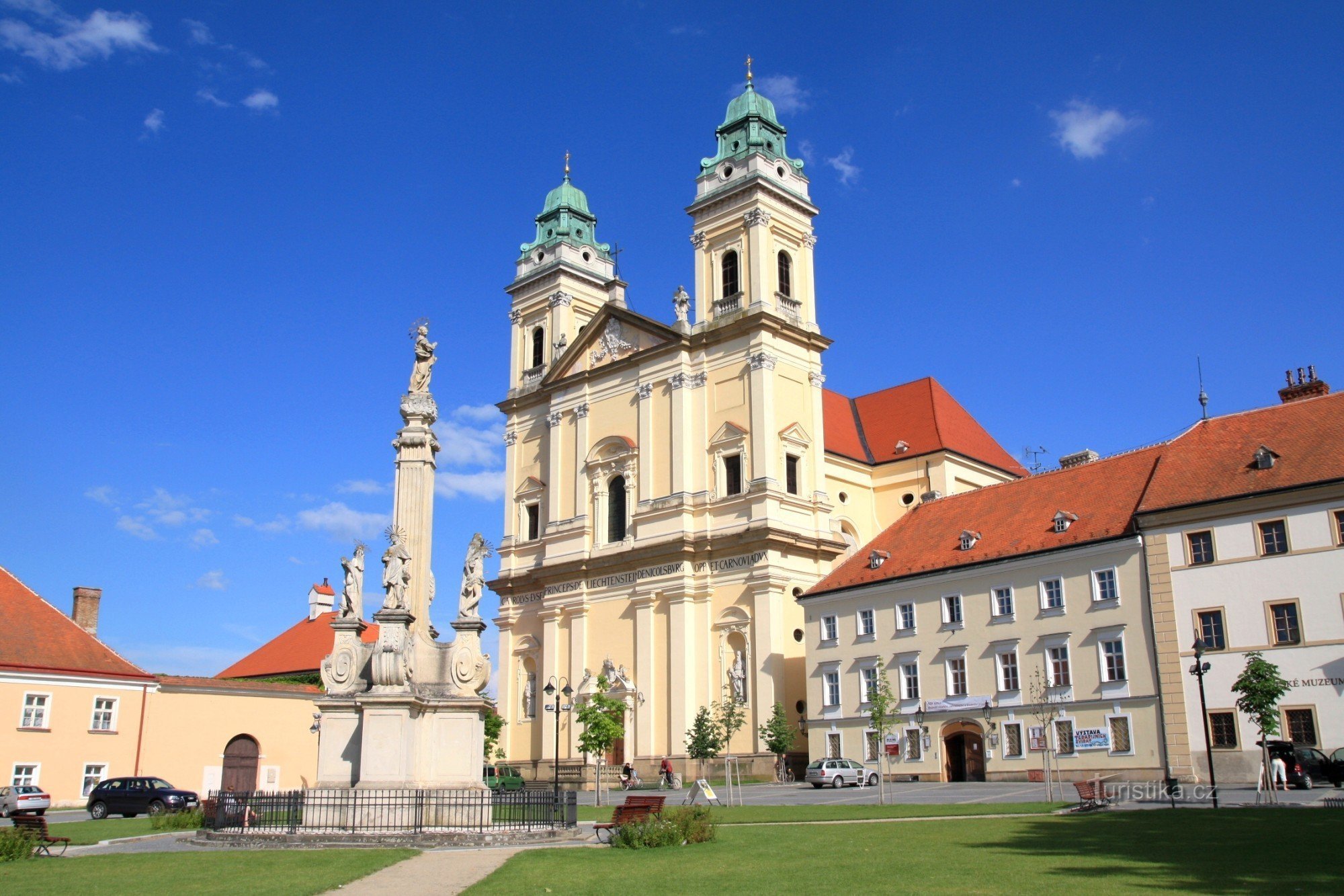 Der Platz mit der dominierenden Kirche Mariä Himmelfahrt