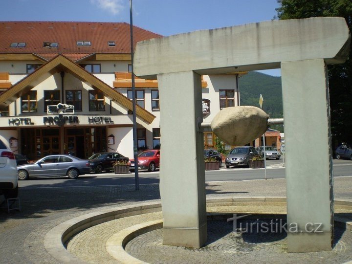 Het plein met het hotel