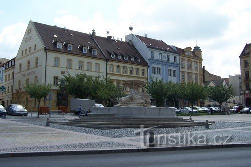 Plac z fontanną