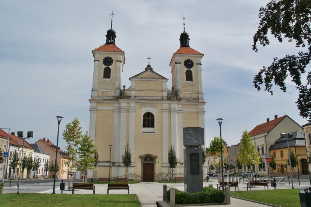 Het plein met de kerk en het gedenkteken voor de slachtoffers