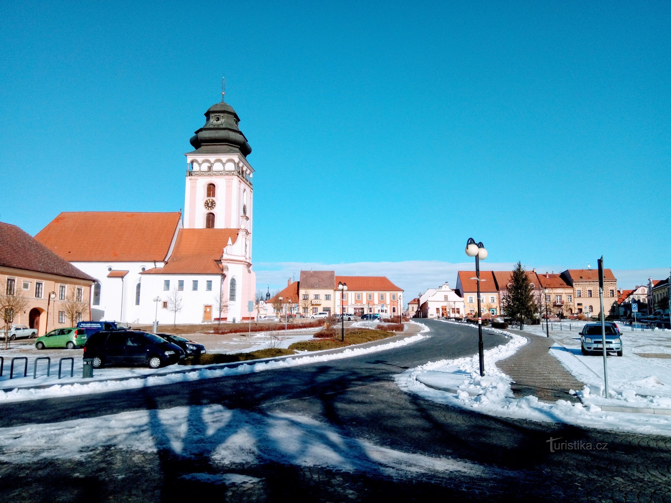 La place avec l'église St. Matej