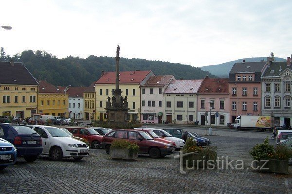 Torget med pestpelaren i Benešov nad Ploučnicí