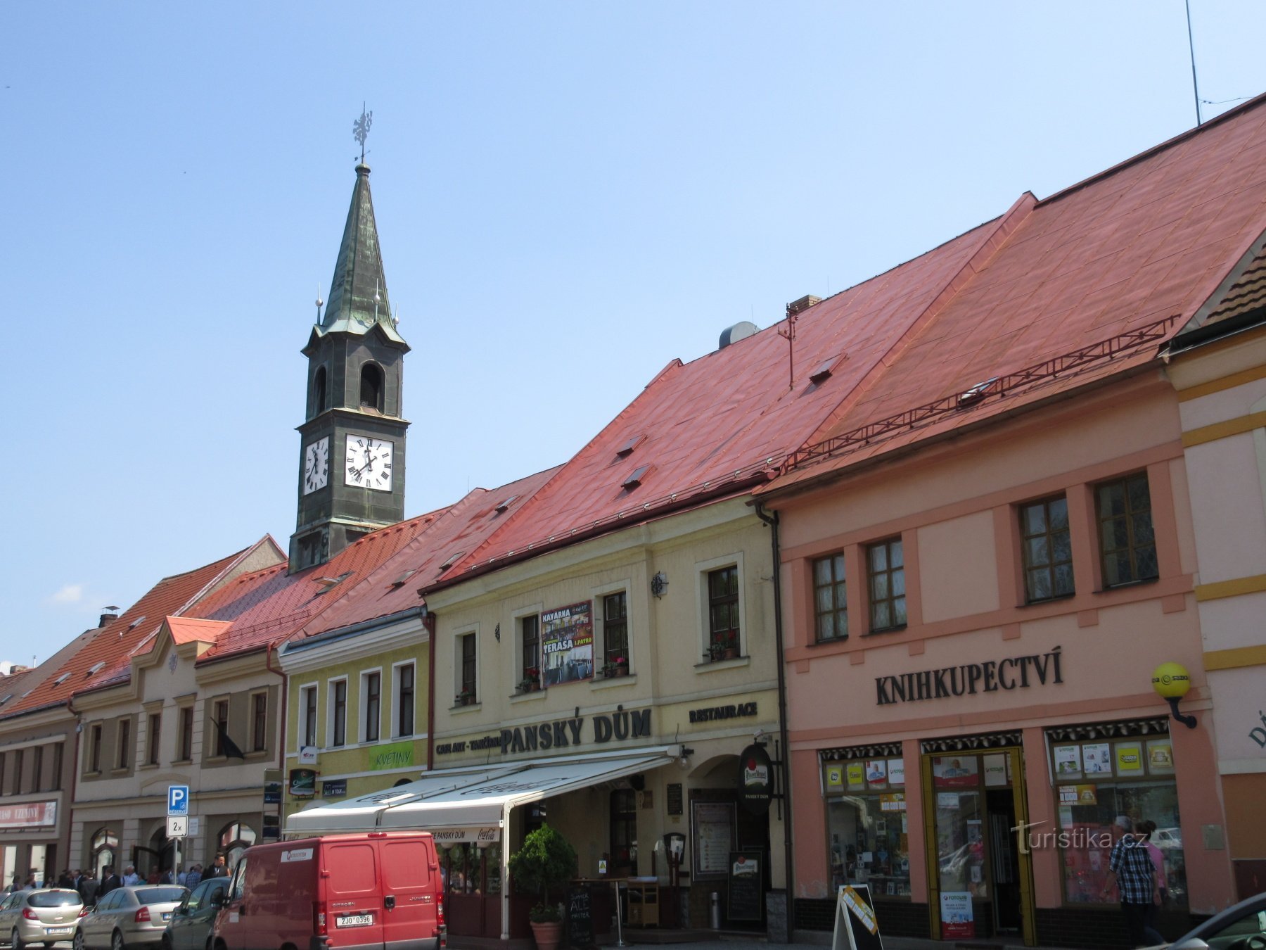 La piazza con il municipio