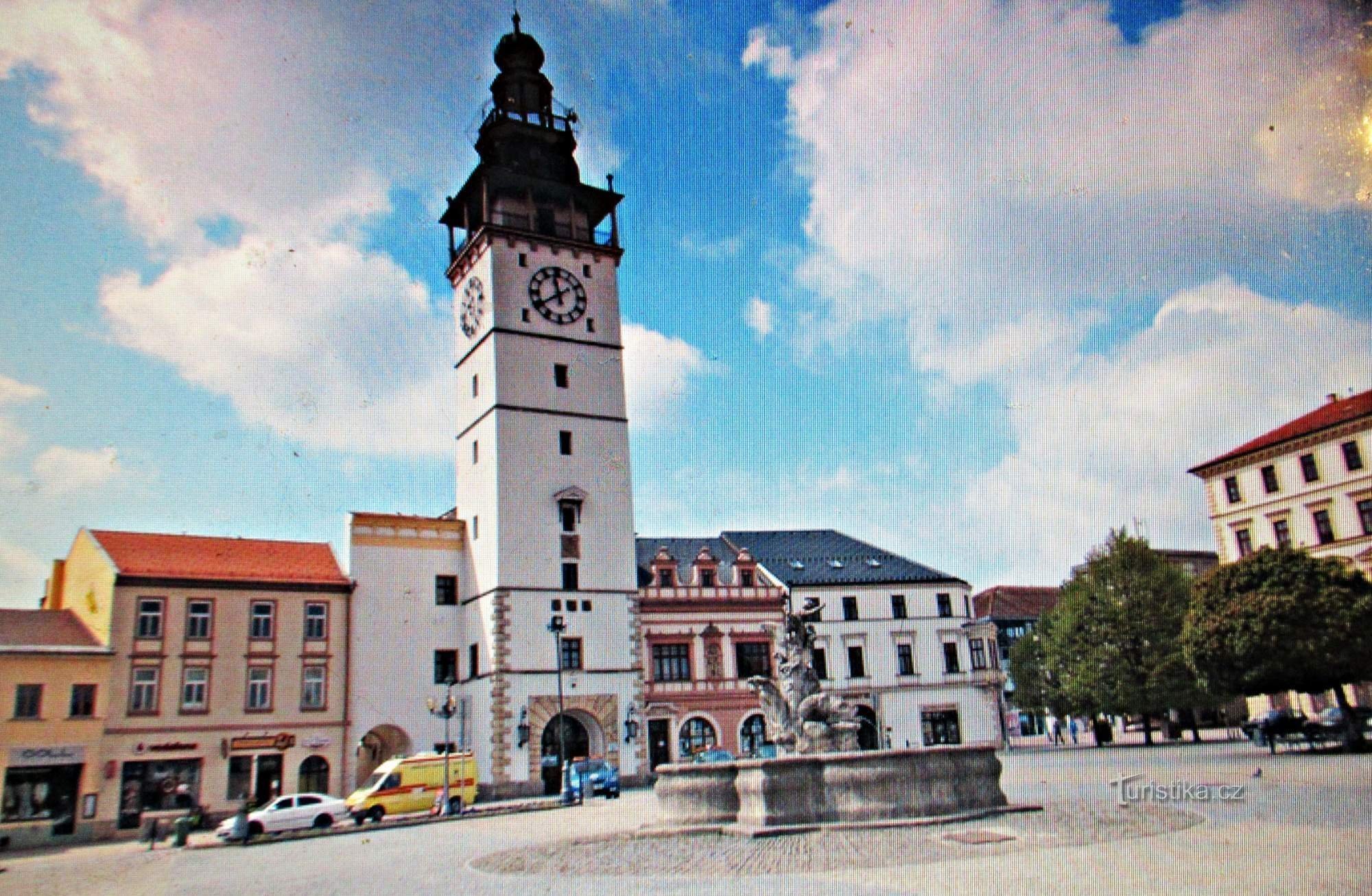 Het plein met het stadhuis