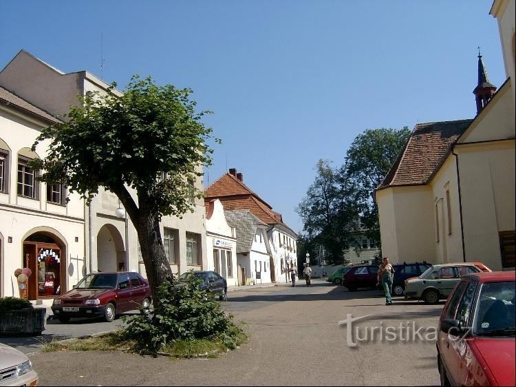 Náměstí Svobody: náměstí Svobody, centro informazioni e edificio Děkamství a sinistra, v