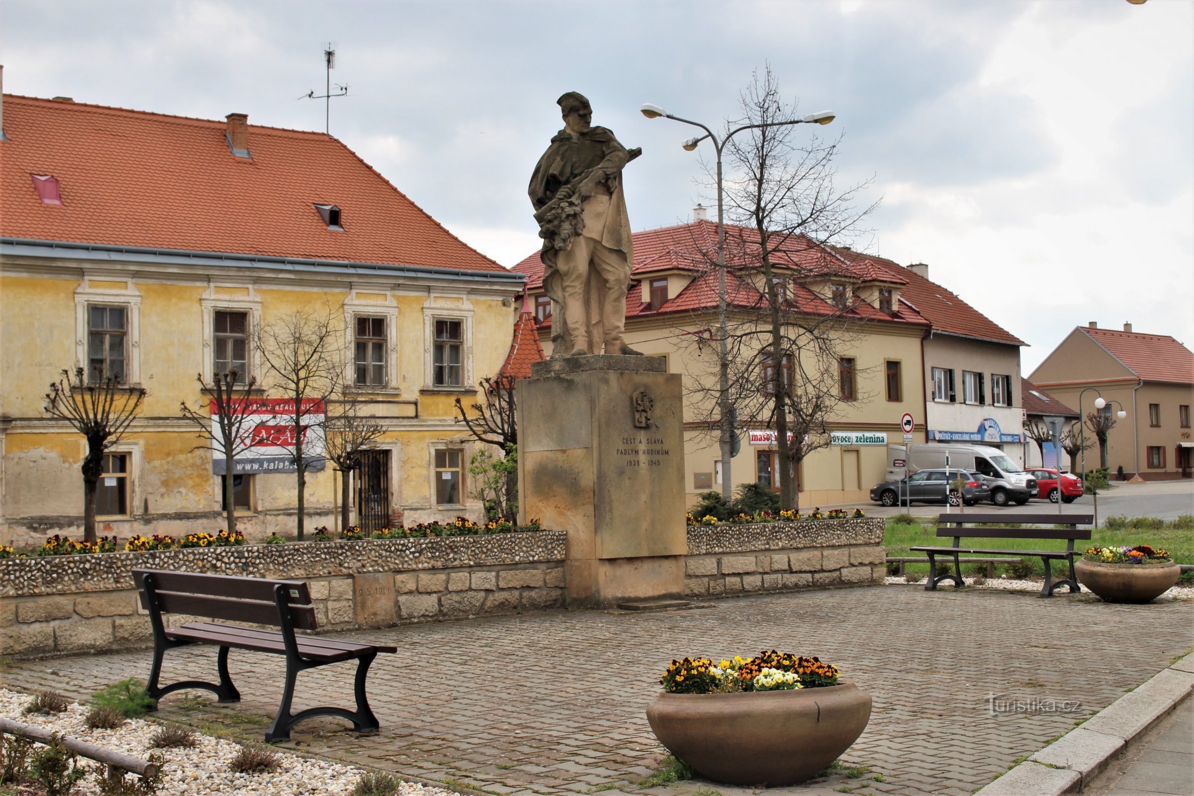 Rudoarmějc の支配的な像がある自由広場
