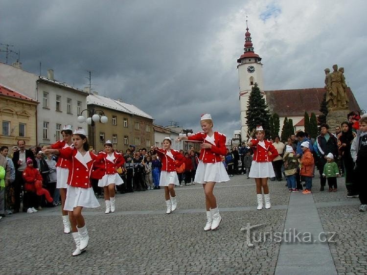 Trg v Bílovcu in mažoretke