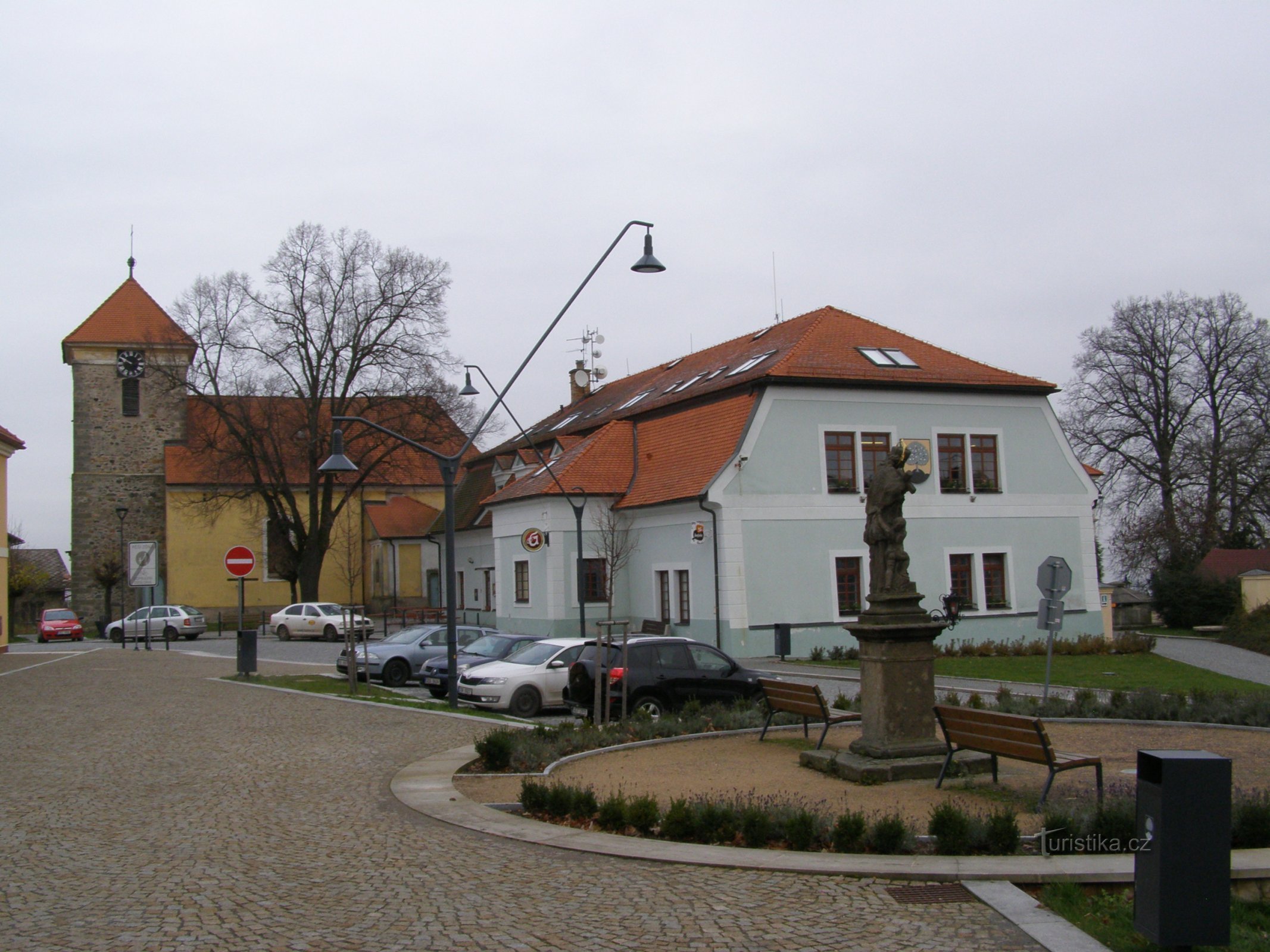 praça em Nasavrky com o restaurante Pod Lípou