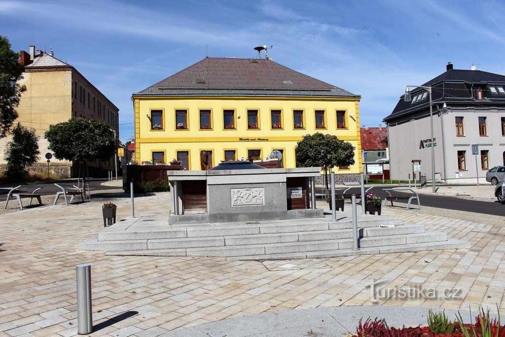 The square in the background of the town hall