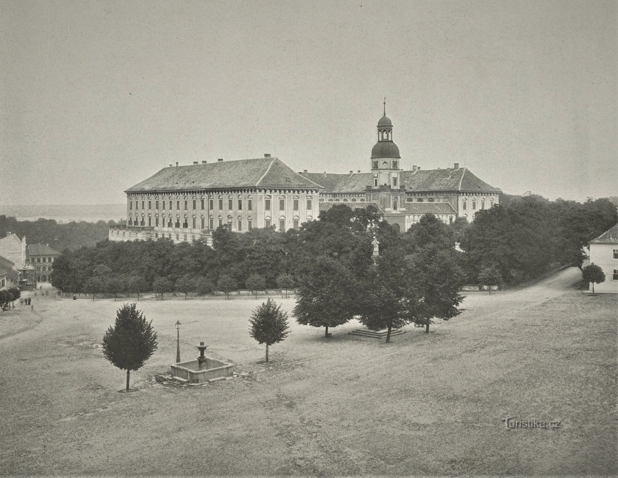 Quảng trường ở Roudnice nad Labem với đài phun nước bằng đá (có lẽ là năm 1897)