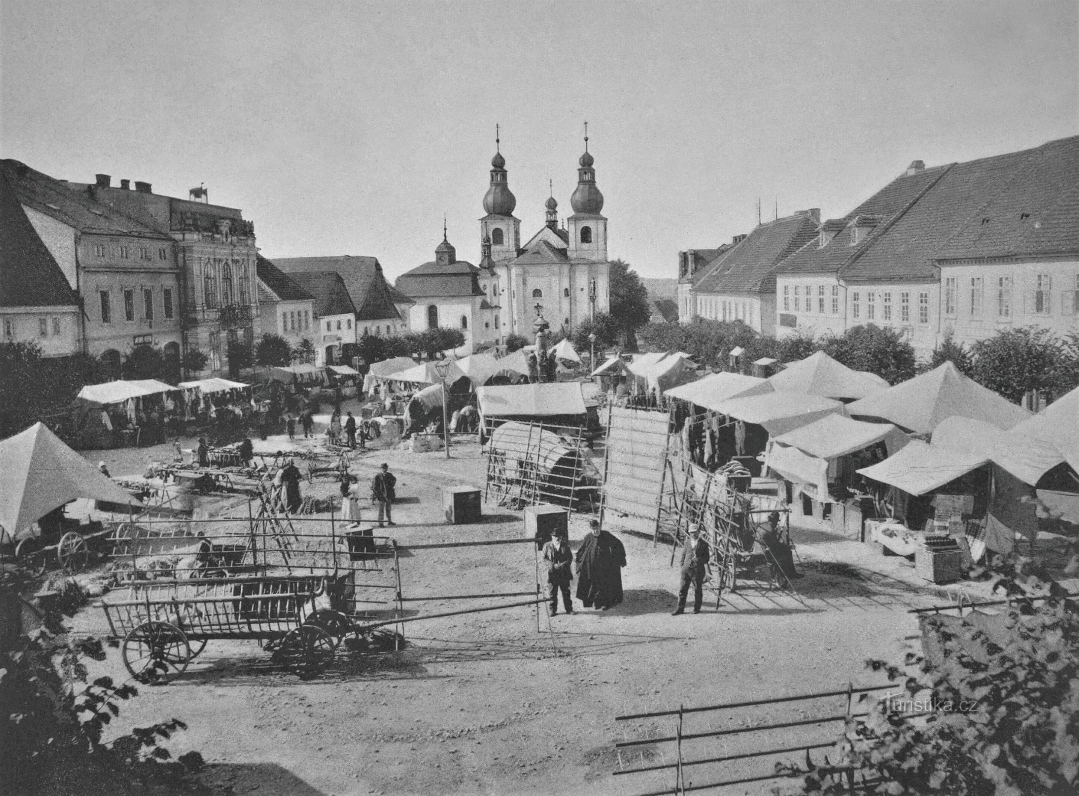 Plaza en Vamberk con la iglesia de St. Prokop (probablemente 1897 o 1898)