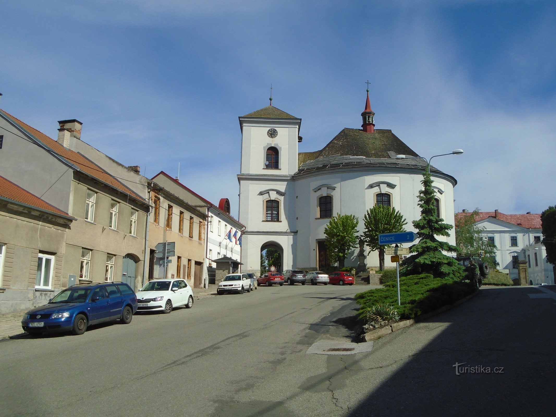 Praça em frente à igreja (Cerekvice nad Bystřicí)