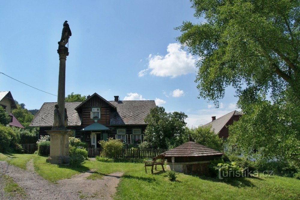 majhen trg s stebrom sv. Florijana in vodnjak