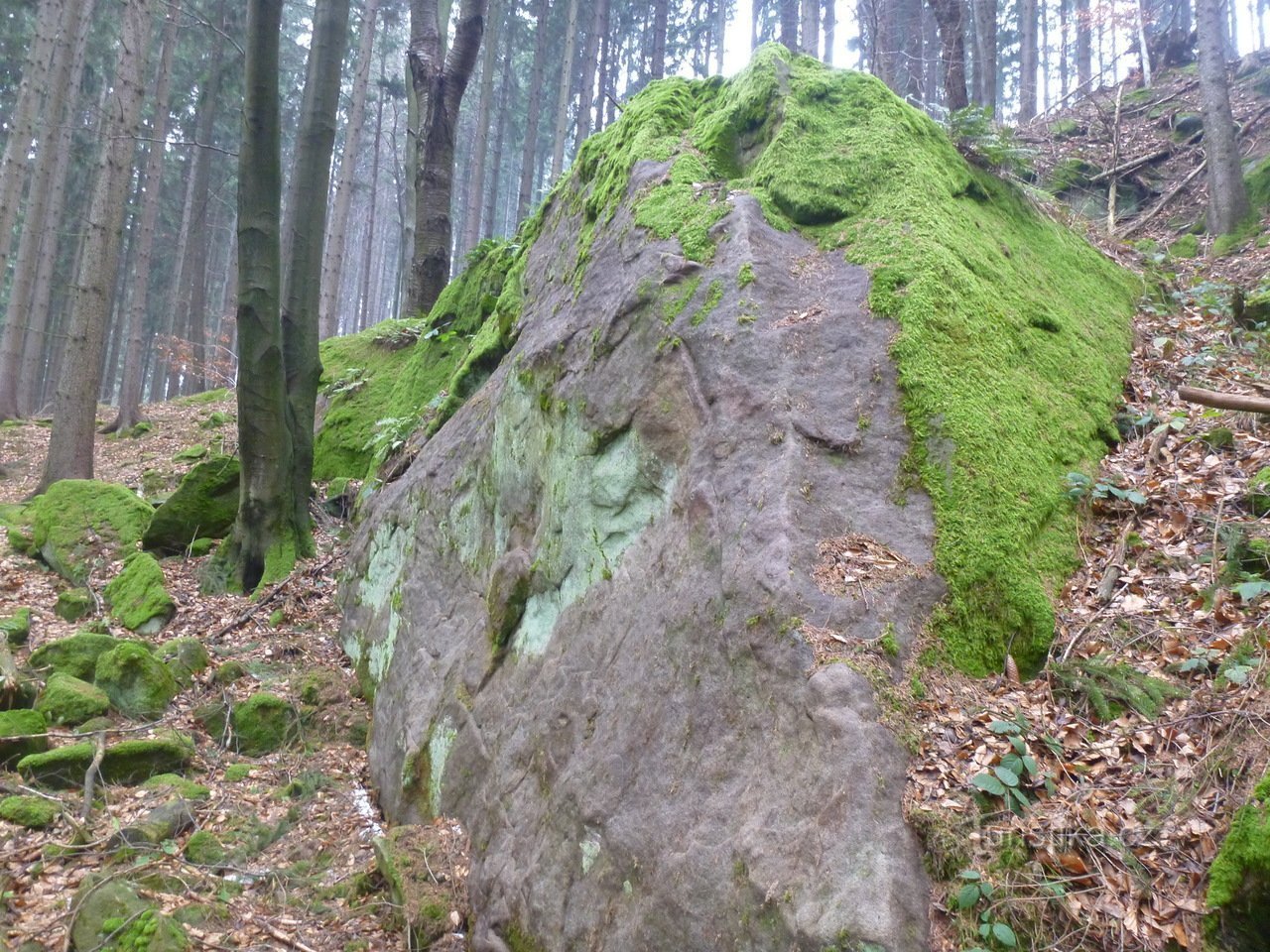 Auffallend sind auch die verborgenen Steinschönheiten von Ostrá hora.