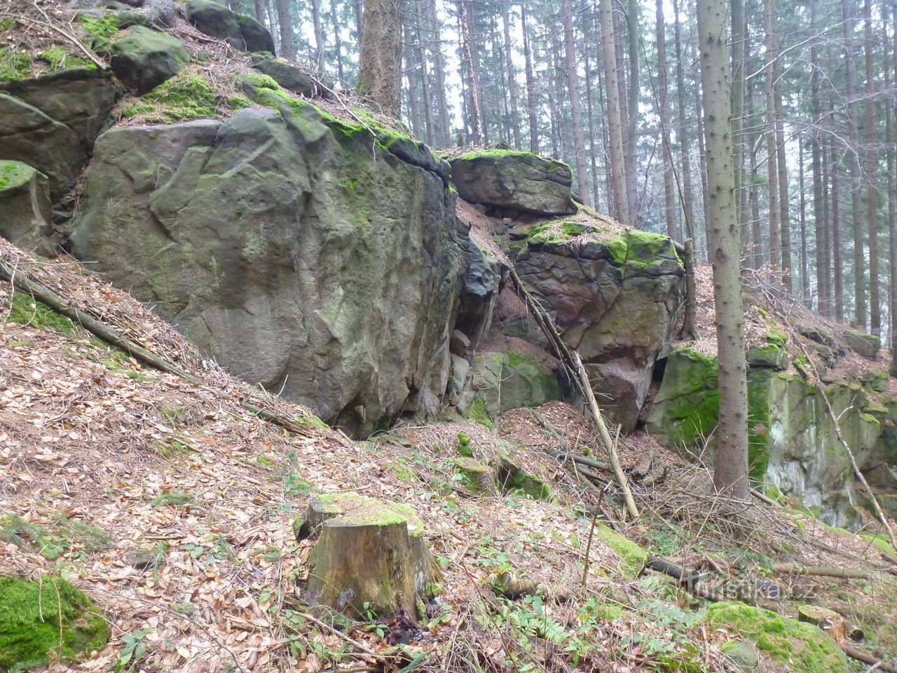 Frumusețile de piatră ascunse din Ostrá hora sunt, de asemenea, izbitoare.