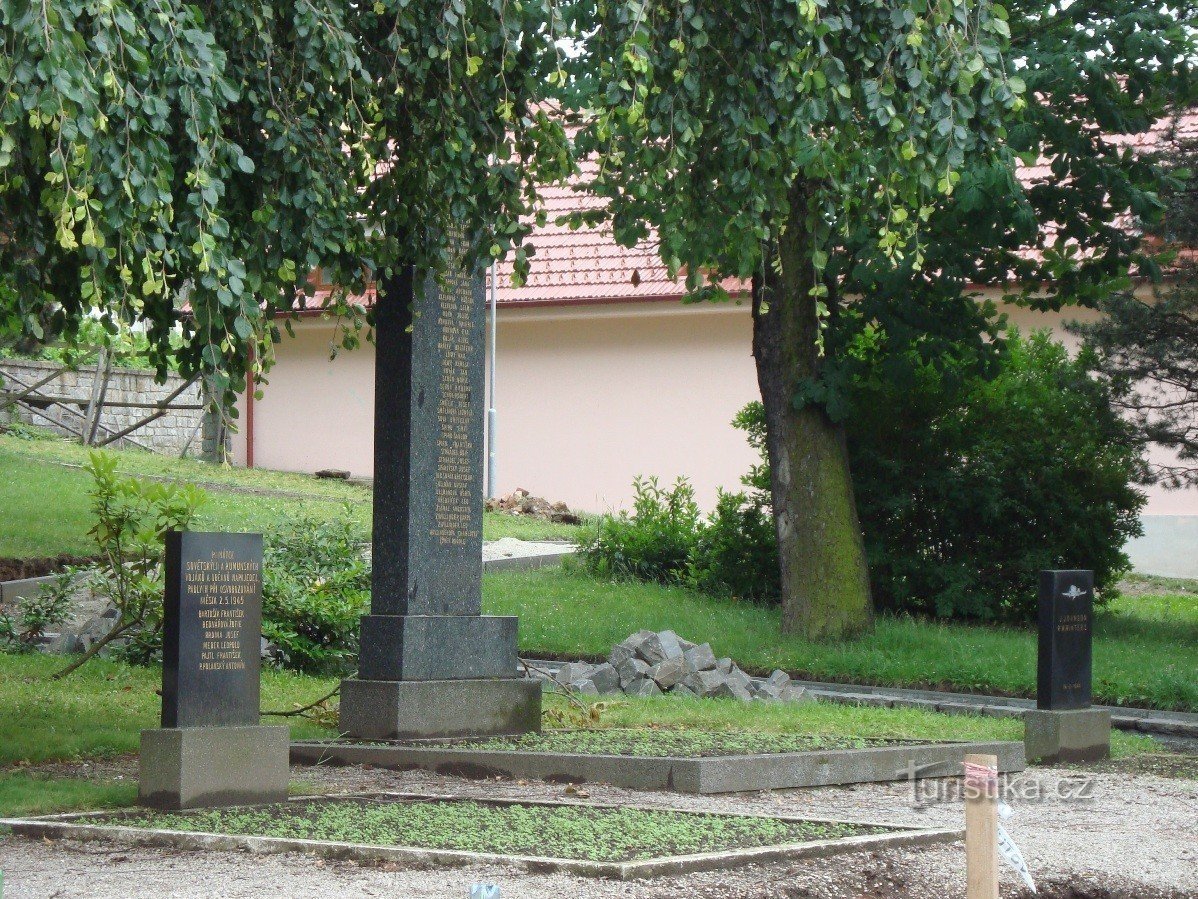 Napajedla-2.5.1945 年 XNUMX 月 XNUMX 日の市の解放中に亡くなった人々の記念碑-写真: Ulrych Mir.