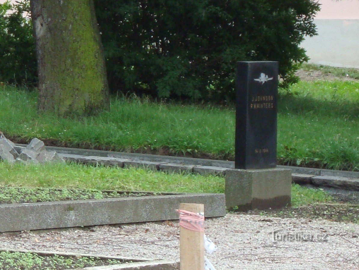 Napajedla - monument över utländska piloter dödade 1944 - Foto: Ulrych Mir.