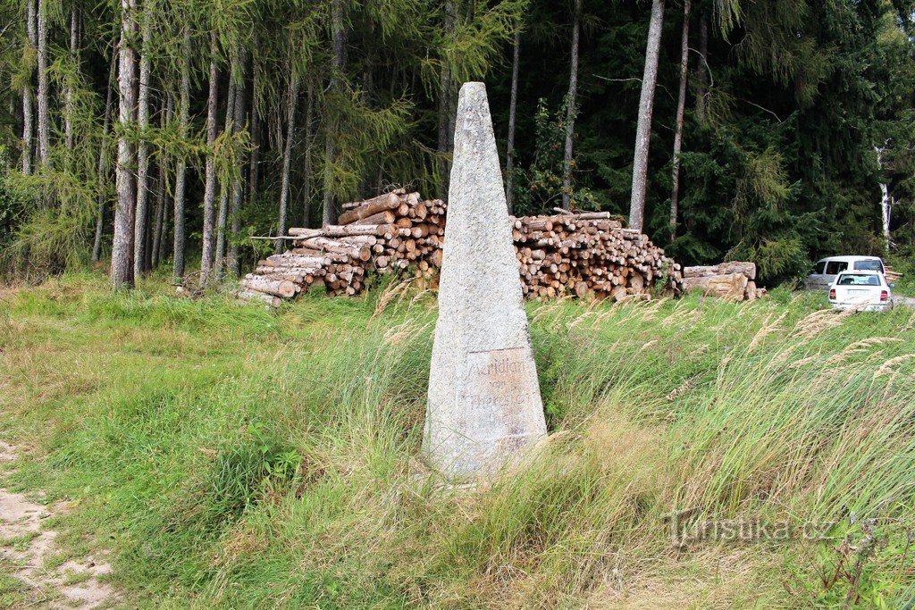 Iscrizione sul lato inferiore dell'obelisco