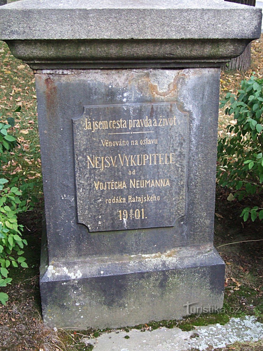 Dòng chữ trên cây thánh giá trên Náměstí Miru ở Ratají nad Sázavou