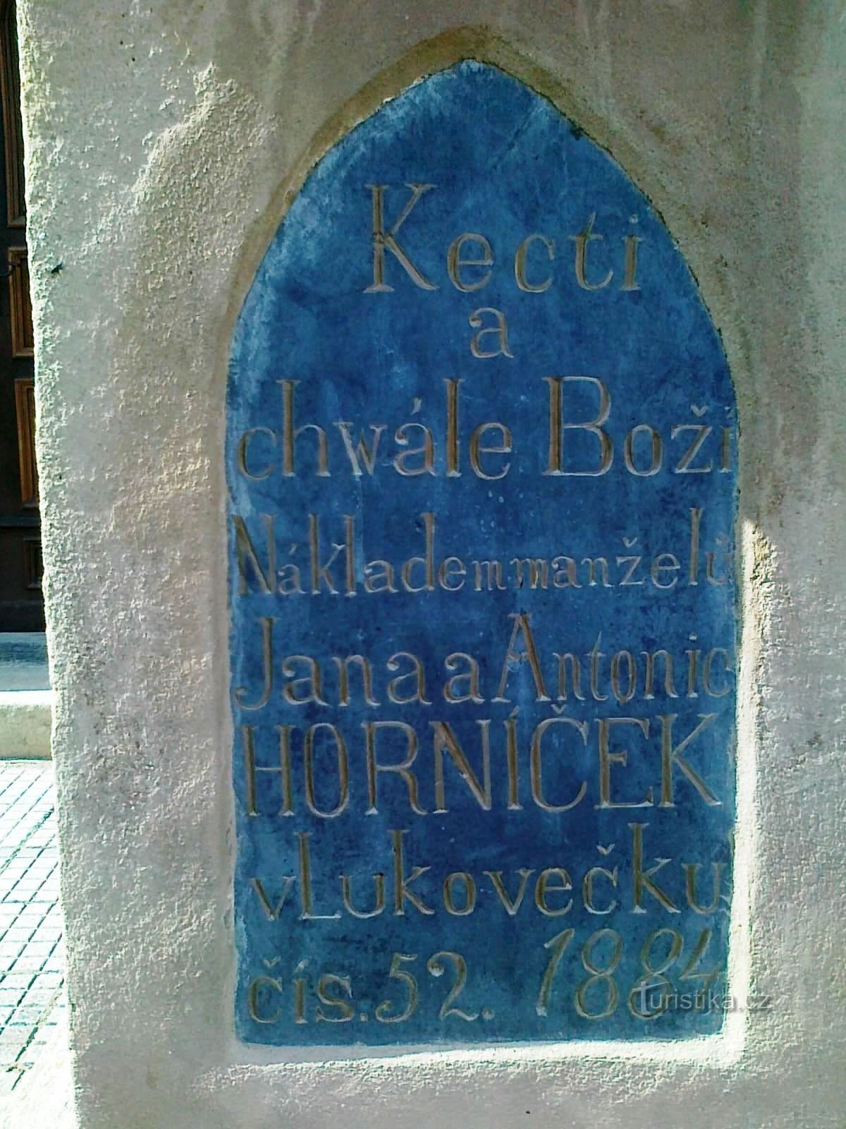 Inschrift am Kreuz vor der Kapelle