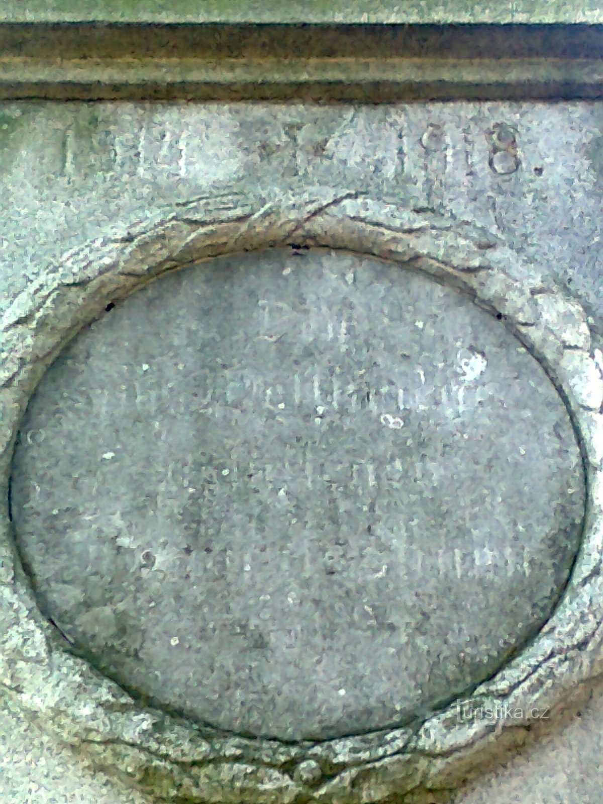 La inscripción en el monumento.