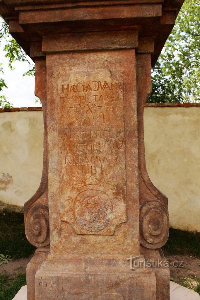 L'inscription sur le piédestal de la statue de St. Antoine de Padoue