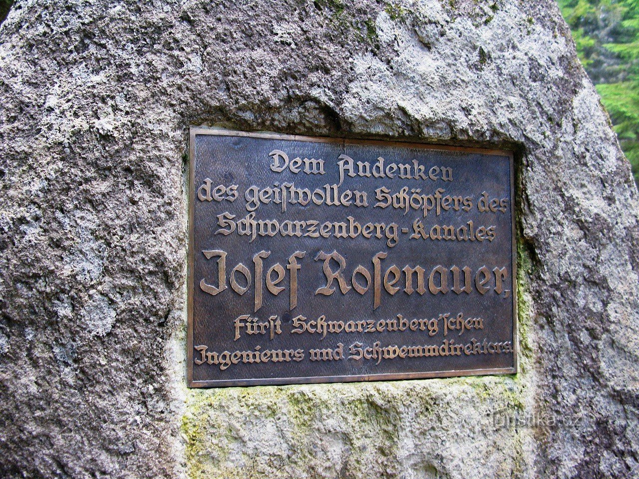 De inscriptie op het monument is in het Duits