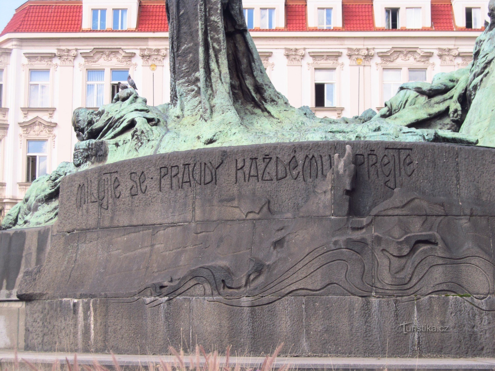 A inscrição no monumento ao Mestre Jan Hus na Praça da Cidade Velha em Praga