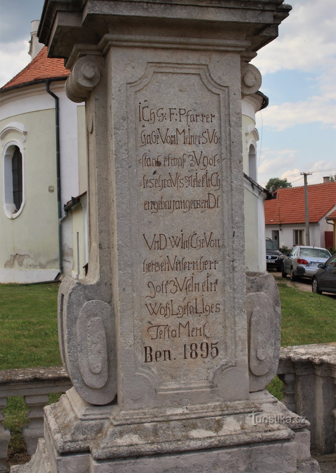 Napis na cokole z tyłu posągu