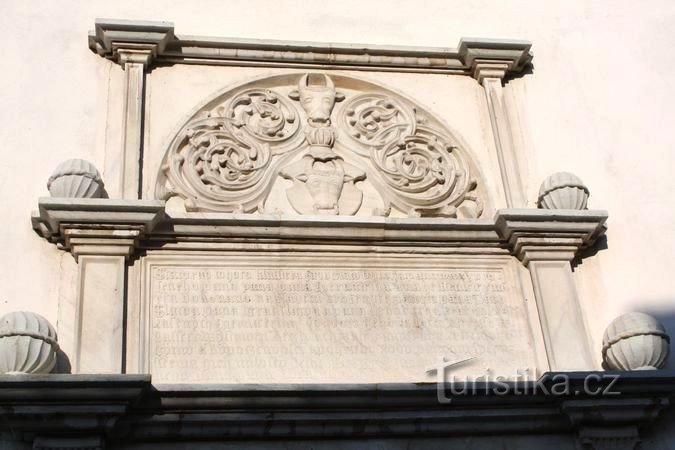 Inscription au-dessus de l'entrée de l'église