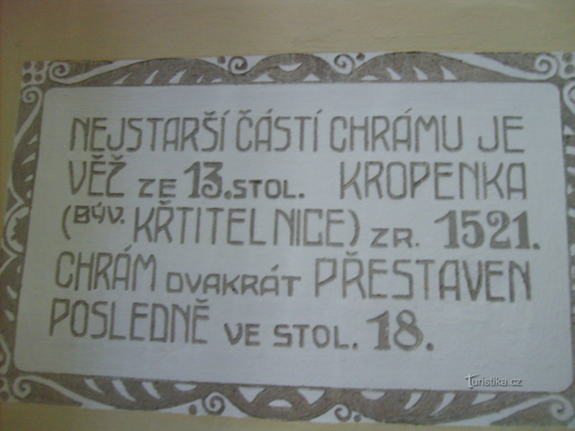 inscriptie bij de ingang van de kerk