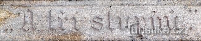 inscrição esculpida no lintel