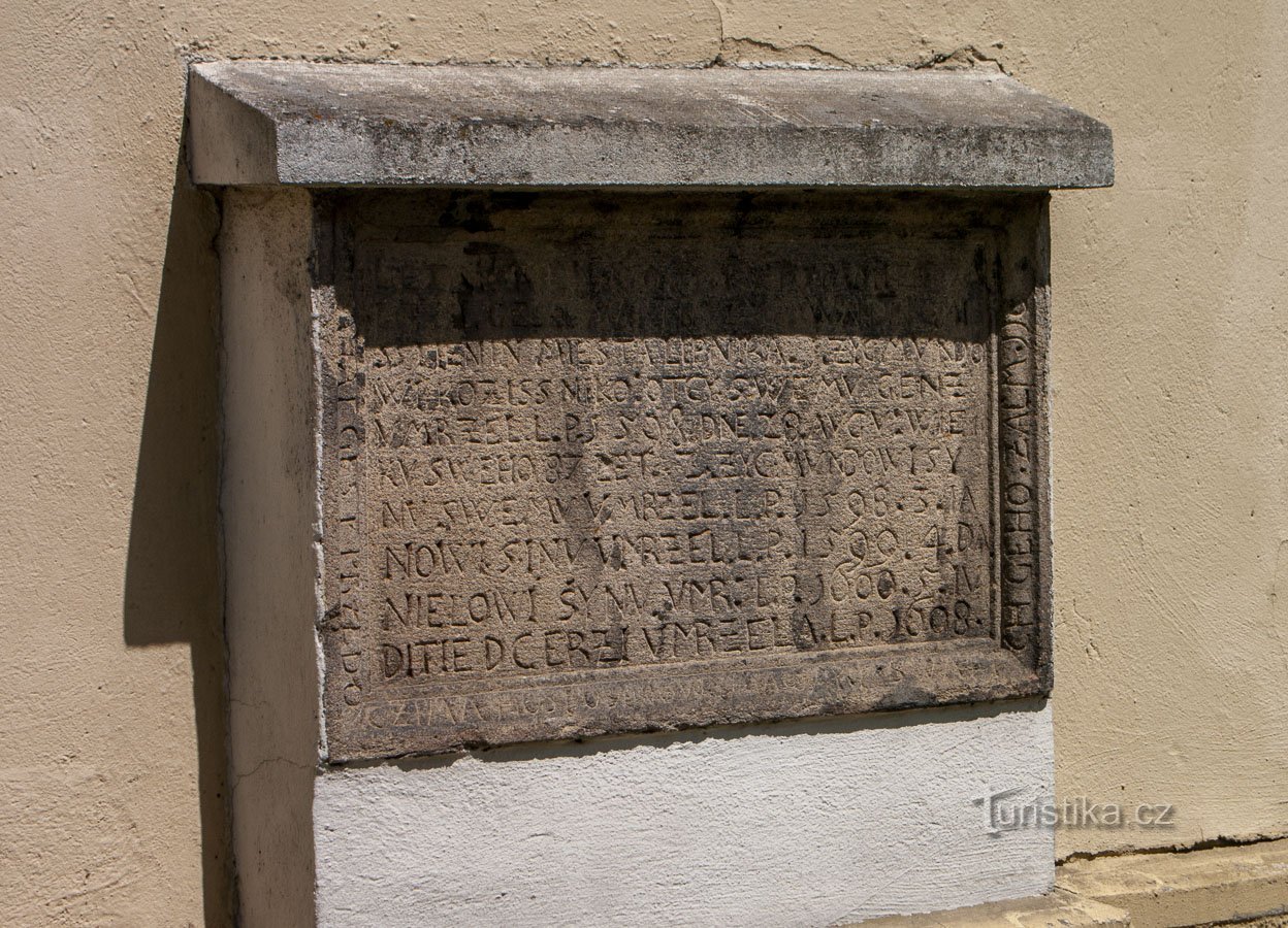 Iscrizioni sulla parete della chiesa parrocchiale