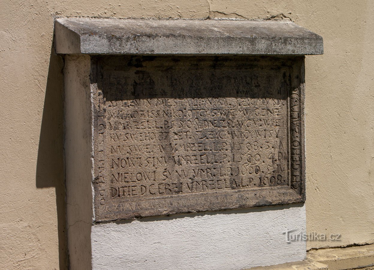 Inscriptions sur le mur de l'église paroissiale