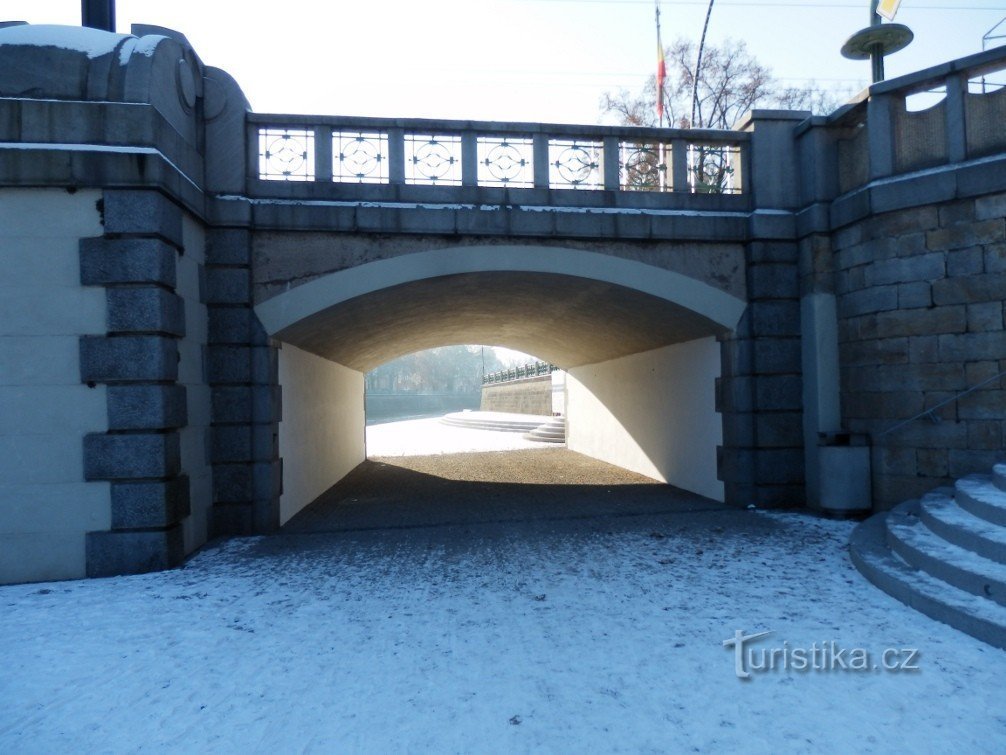 El terraplén está debajo del puente de Praga.