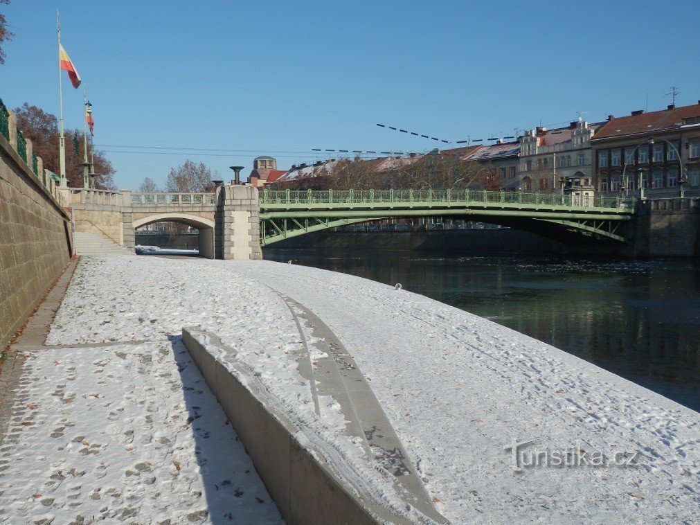 Töltés a prágai híd közelében