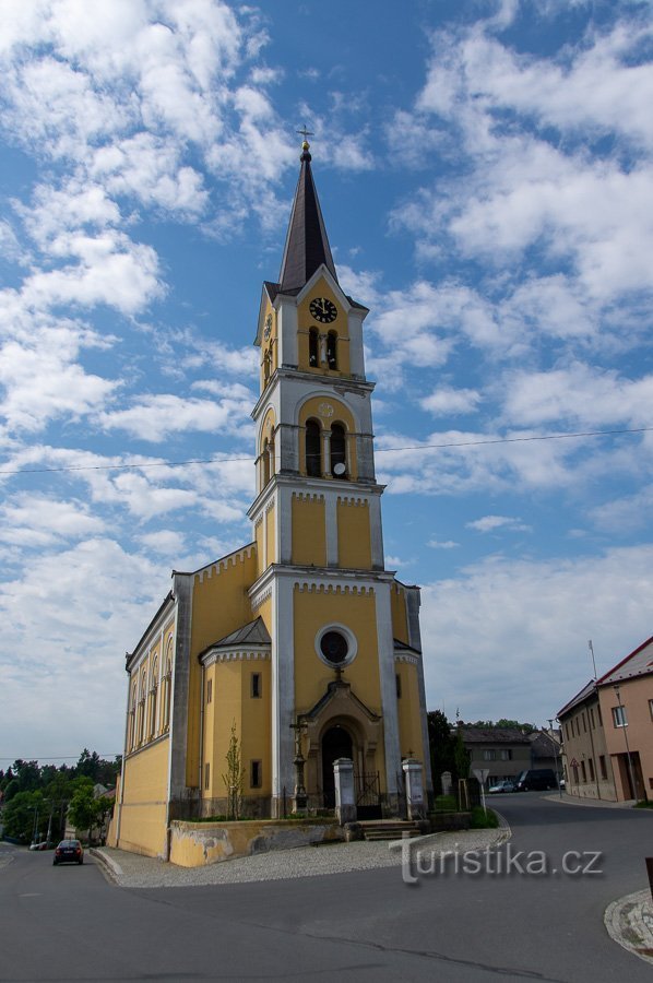 Frente a la iglesia de St. Kunhuty