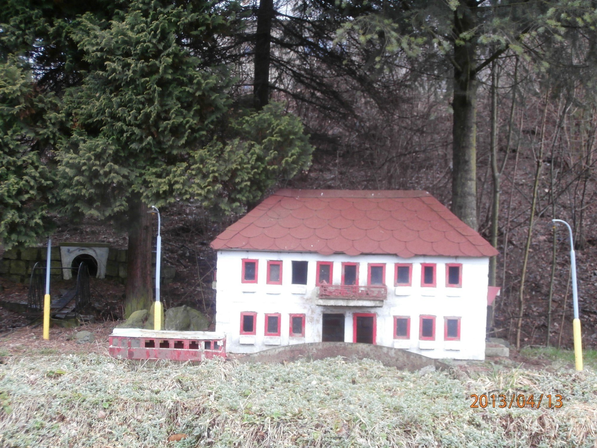 een miniatuur gebouwd tegenover het station (over de sporen).