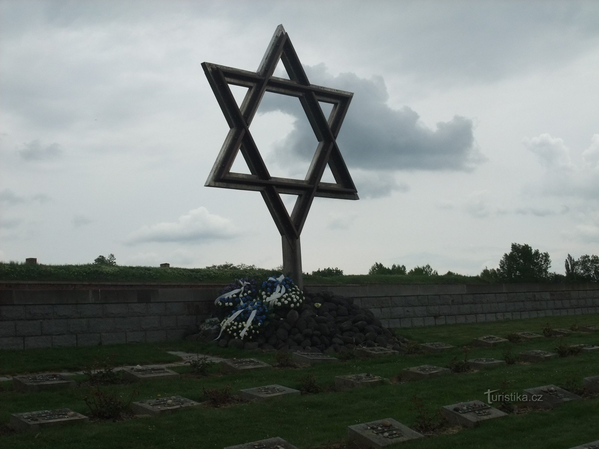 Cimetière national de Terezín - un symbole de l'État tchèque