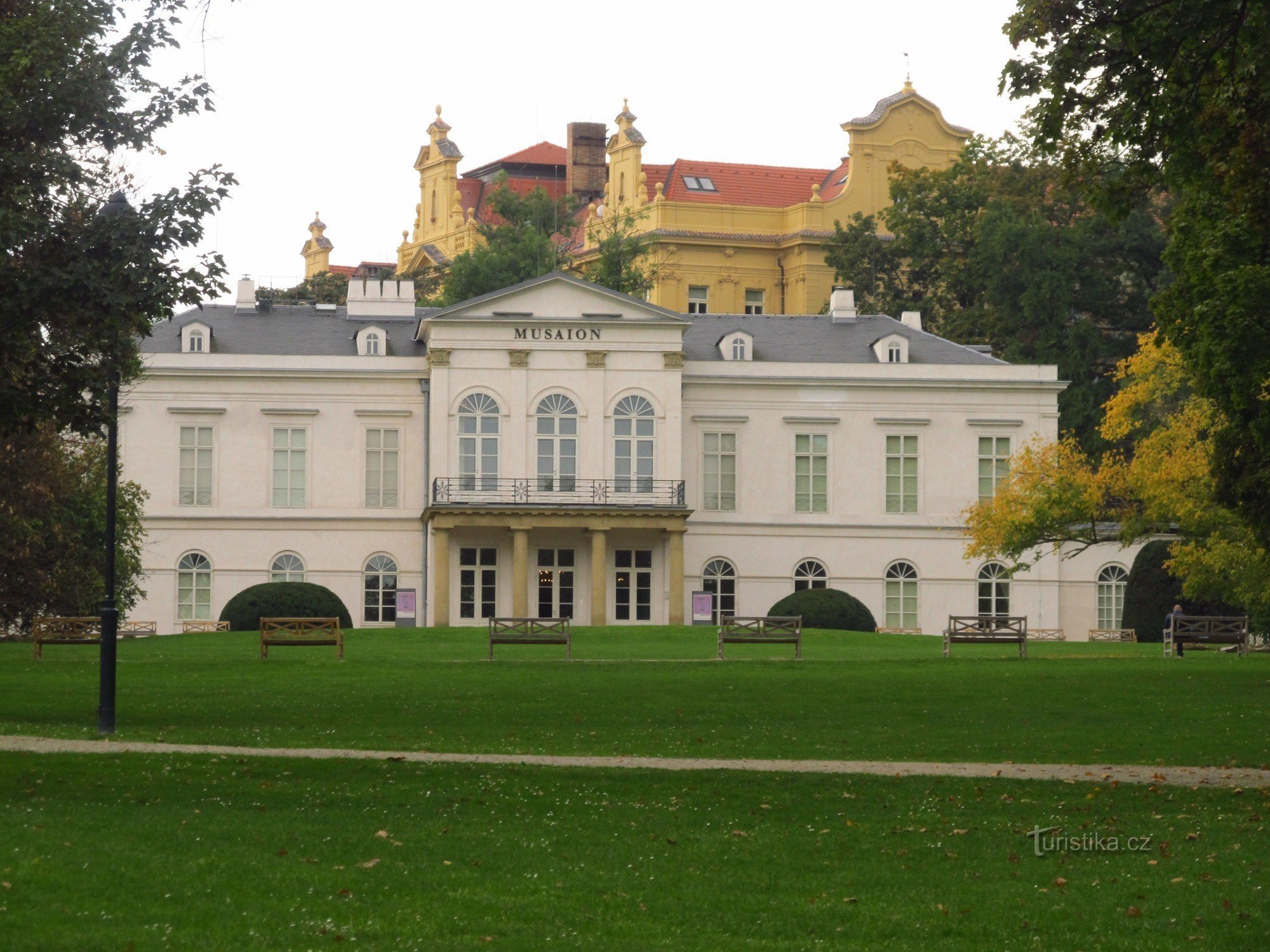 Bảo tàng Dân tộc học trong Cung điện Mùa hè Kinské ở Praha