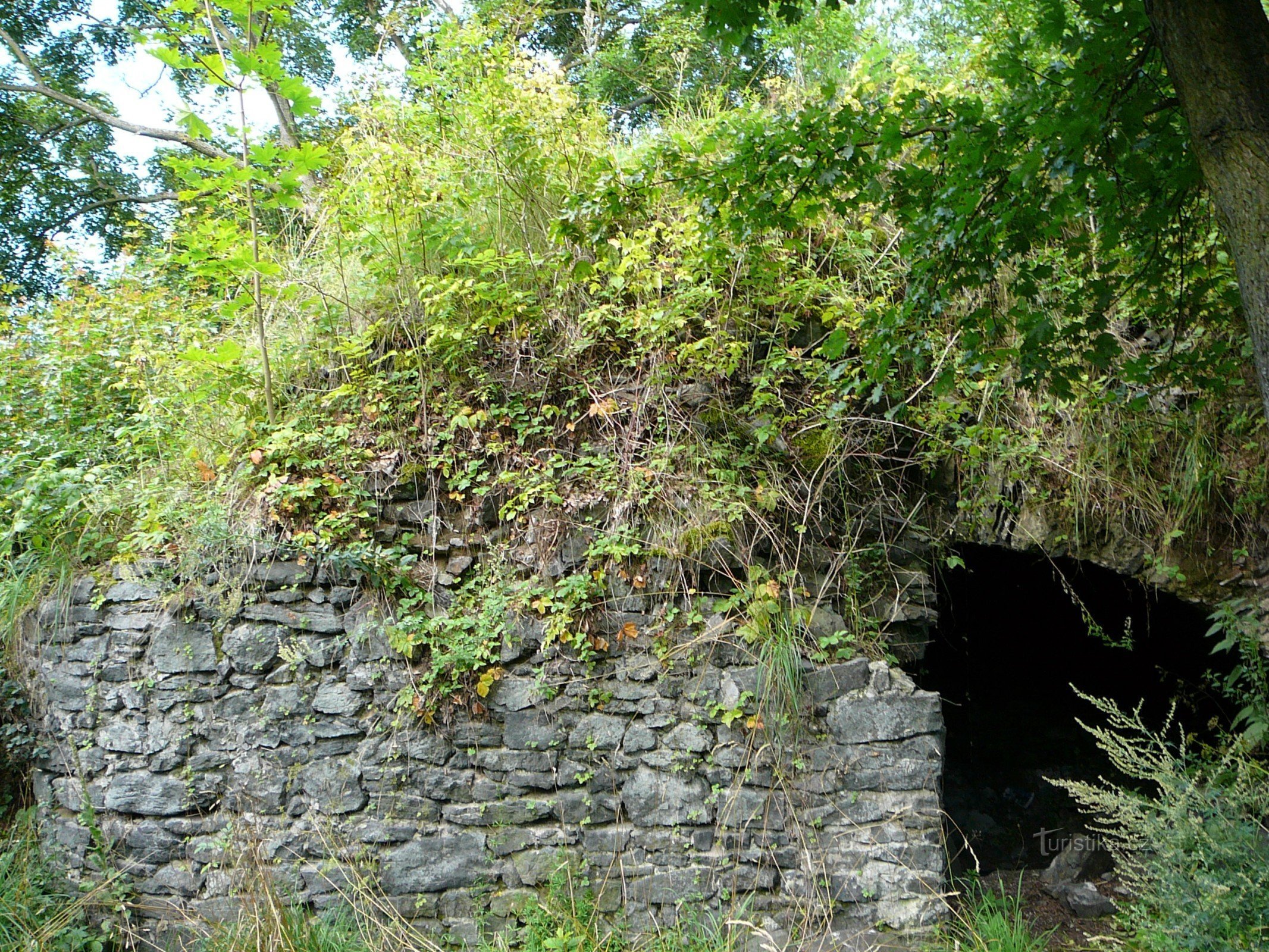 De hoek van de donjon met de ingang naar de gewelfde kelder