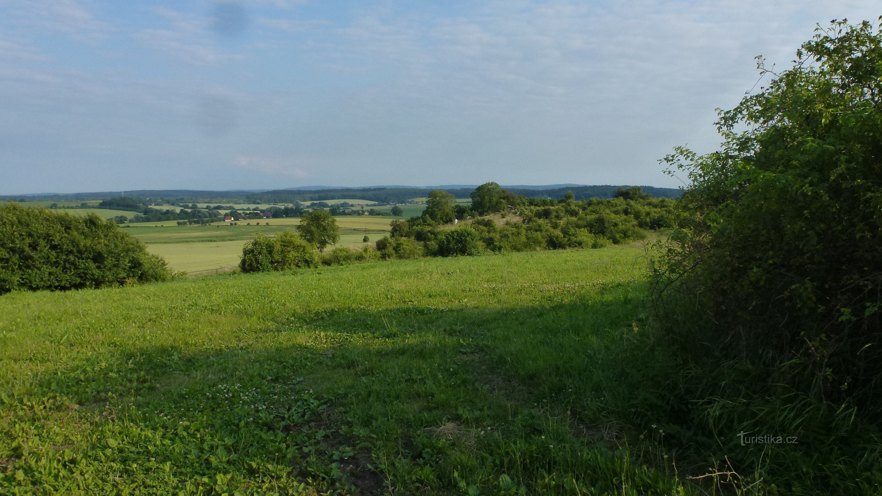 onze reis begint in Mokošín op de heuvel achter de stal, we stoppen en kijken rond p